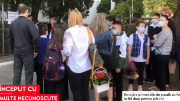 Fără îmbrățișări, dar cu multe semne de întrebare. Elevii își fac scenarii pentru cum va fi noul an școlar