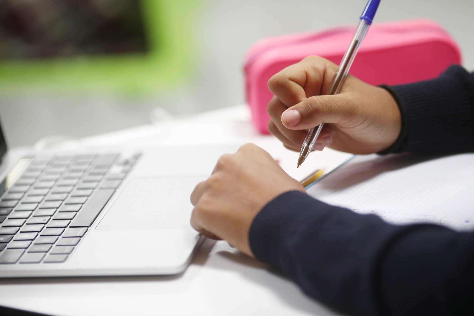 Școala online creează dificultăți. Părinții devin și profesori pentru copiii lor