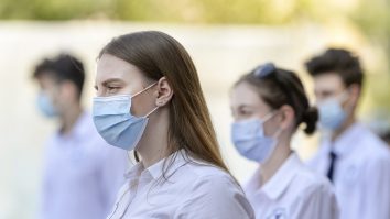 La colţul şcolii - umăr la umăr, în clase - cu măşti şi distanţare: „Fără socializare şcoala nu are farmec“