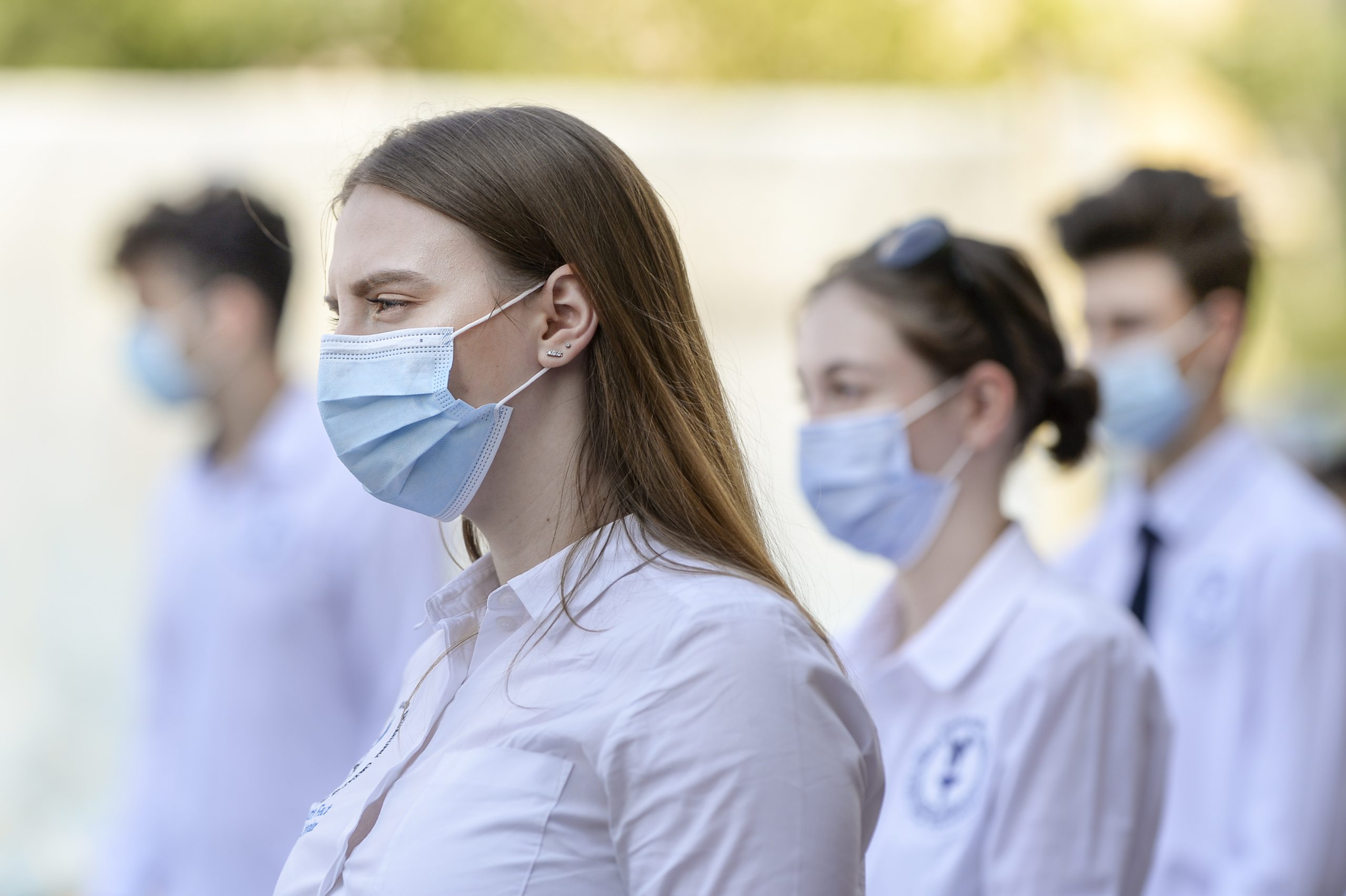 La colţul şcolii – umăr la umăr, în clase – cu măşti şi distanţare: „Fără socializare şcoala nu are farmec“