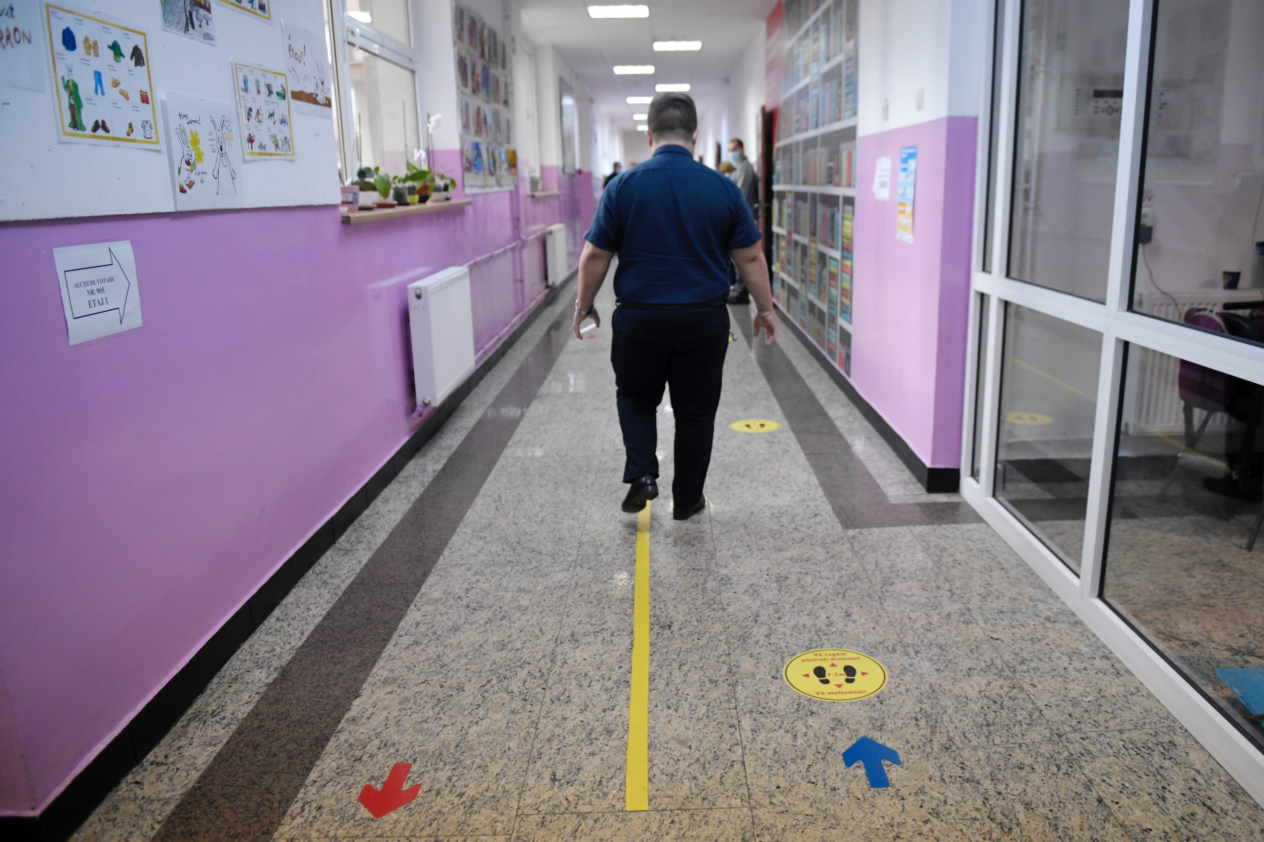 Școlile unde au fost organizate alegerile rămân închise până miercuri