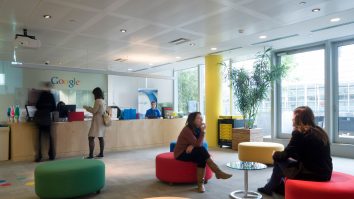 Angajații Google vor lucra remote până în iulie 2021. Ce strategie de lucru a stabilit CEO-ul