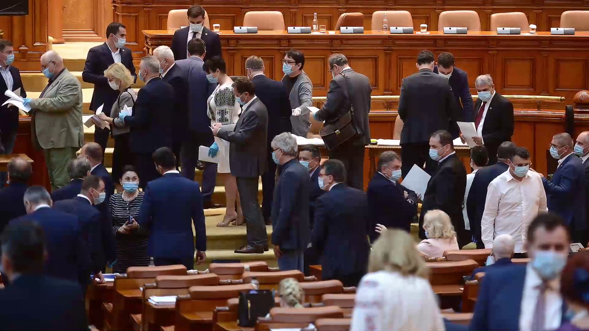 Senatorii primesc laptopuri performante de 4000 de lei, iar elevii tablete modeste de 500 de lei
