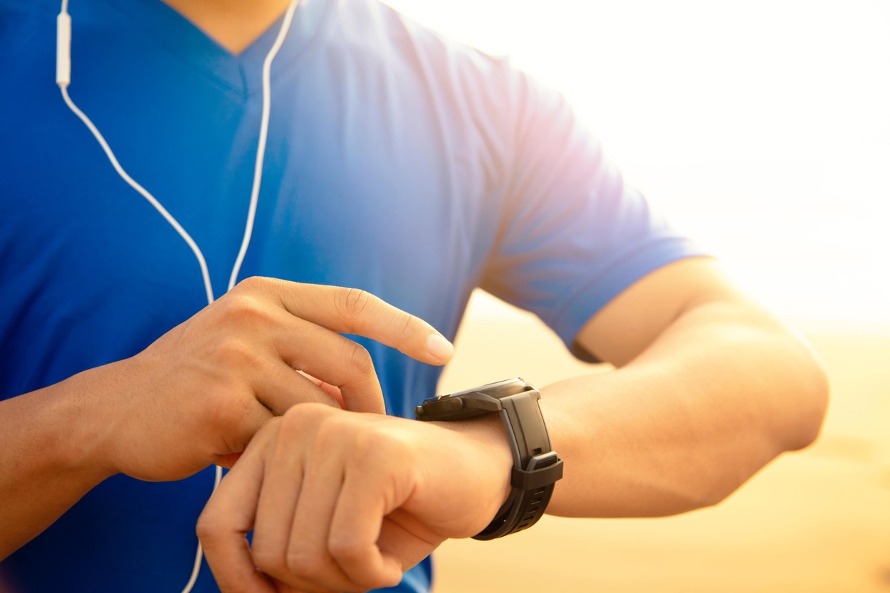 Antrenamentele, mai eficiente dacă ai smartwatch. Monitorizează bătăile inimii, distanţele şi timpul