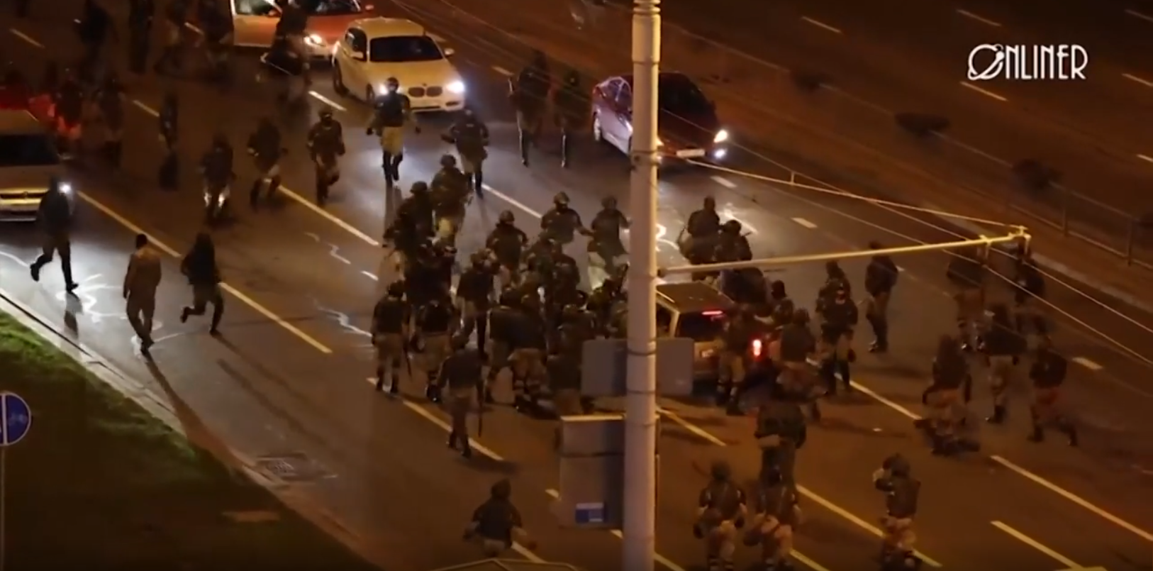 Scene dramatice la Minsk. Zeci de agenți din trupele OMON au tăbărât cu bastoanele pe o mașină