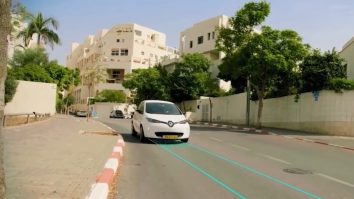 Primul oraș din lume care testează șoseaua inteligentă. Autobuzele electrice se încarcă în timpul mersului