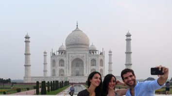 S-a redeschis Taj Mahal, una dintre cele mai frumoase și vizitate clădiri din lume, după 188 de zile de pauză