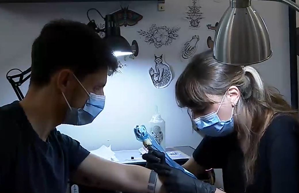 Mai mulţi artişti tatuatori de la un salon din Bucureşti au strâns bani pentru un copil cu autism