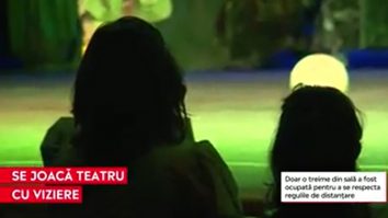 Teatrul în vreme de pandemie. Cei mici au intrat cu mască, iar actorii au jucat cu viziere