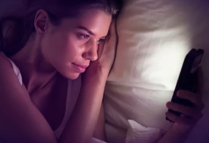 Studiu: Lumina telefonului ne îmbătrânește