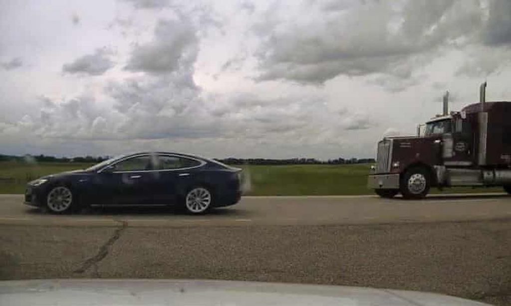 Canadian de 20 de ani, dormea în timp ce conducea o Tesla Model S cu 150 de km/h
