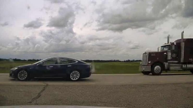 Canadian de 20 de ani, dormea în timp ce conducea o Tesla Model S cu 150 de km/h