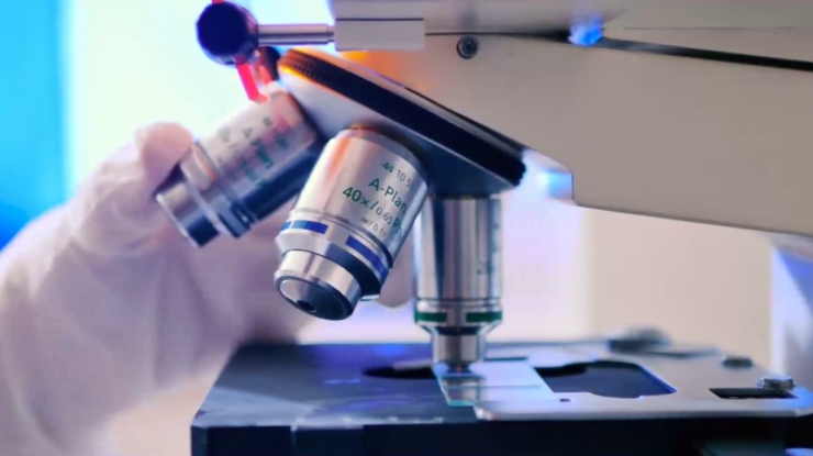 Reacția unei femei care a aflat prin SMS că are Covid-19, deși era sănătoasă. Câți pacienți au trăit același coșmar