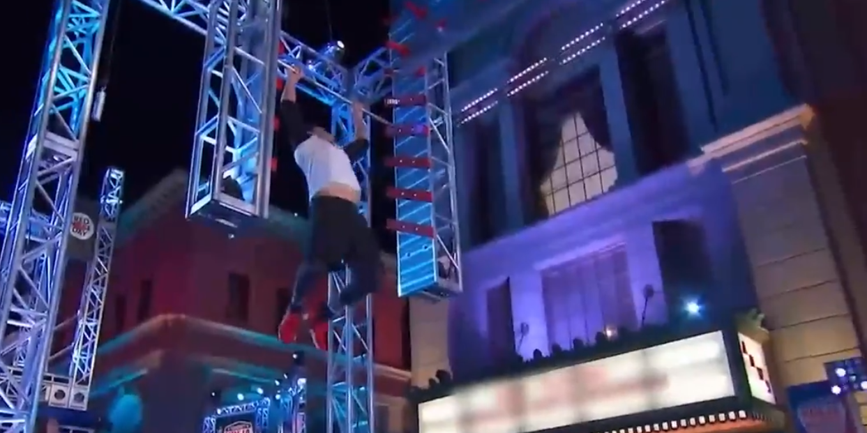 Actorul Stephen Amell a câștigat 35.000 de dolari pentru caritate la Celebrity Ninja Warrior