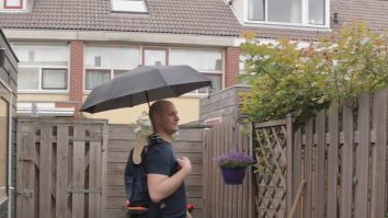 Umbrela „fără mâini”, noua senzație de pe internet