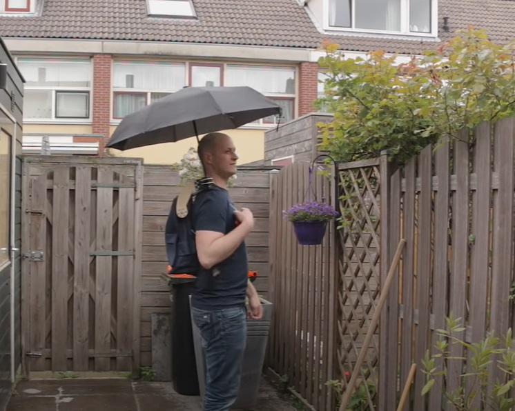 Umbrela „fără mâini”, noua senzație de pe internet