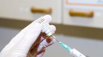 Prima țară care își vaccinează personalul medical împotriva coronavirusului