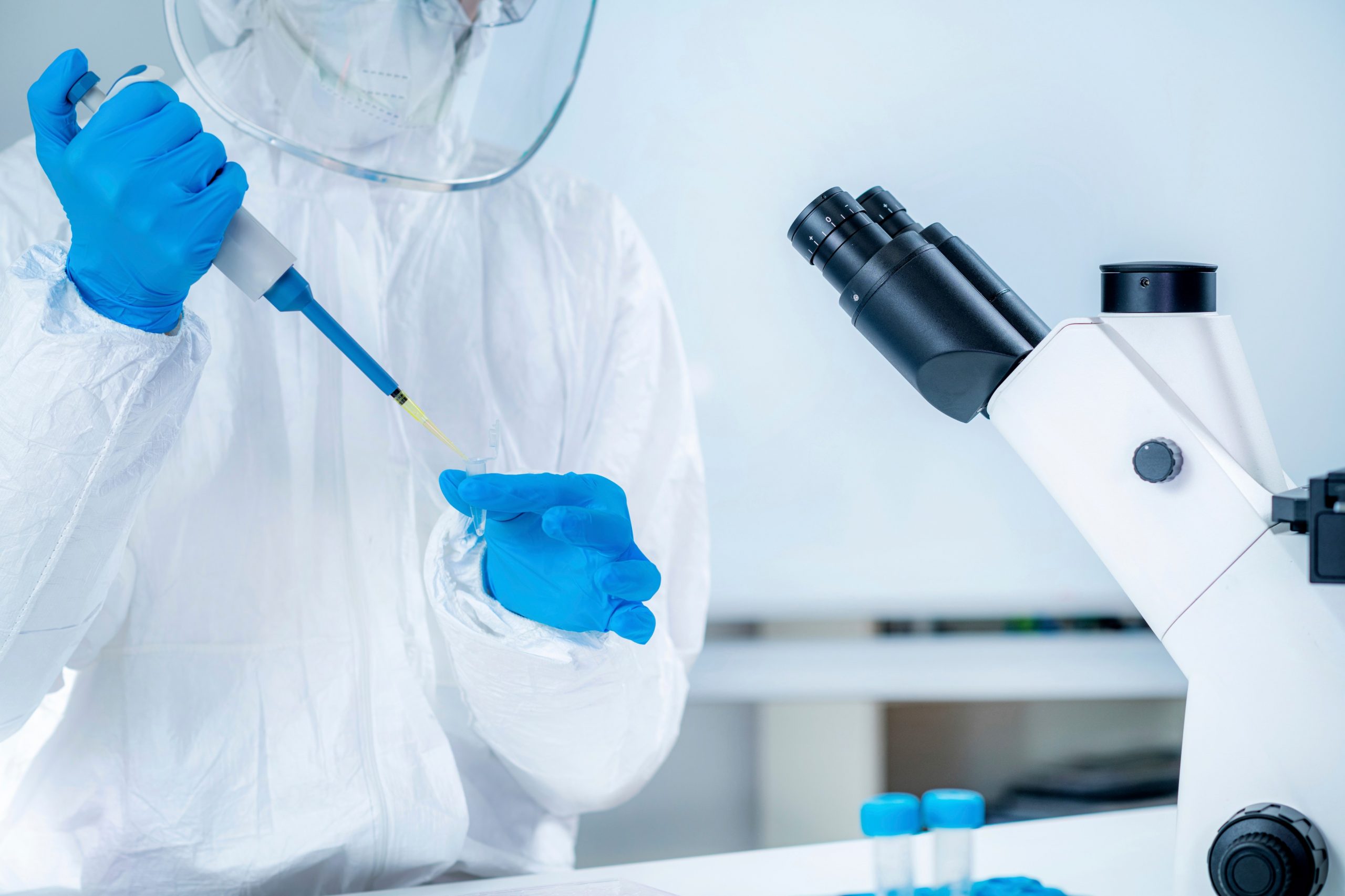 Pacienta vaccinată, care a pus pe hold studiile clinice, a prezentat simptome neurologice grave