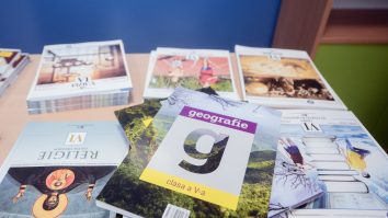 Manualele încă se vând în pandemie. Librăriile nu se plâng de lipsa comenzilor