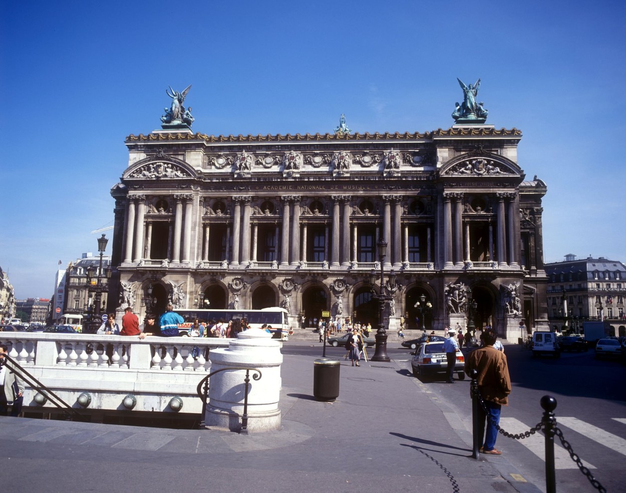 Cum ar fi să dai Berceniul pe Paris? Franța oferă beneficii la care românii doar visează