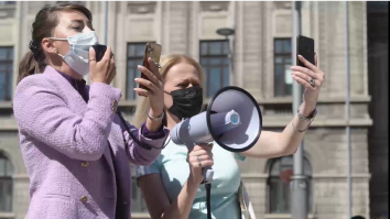 Fata cu buchetul de sparanghel a fost săltată de jandarmi pentru că l-a înjurat pe Iohannis