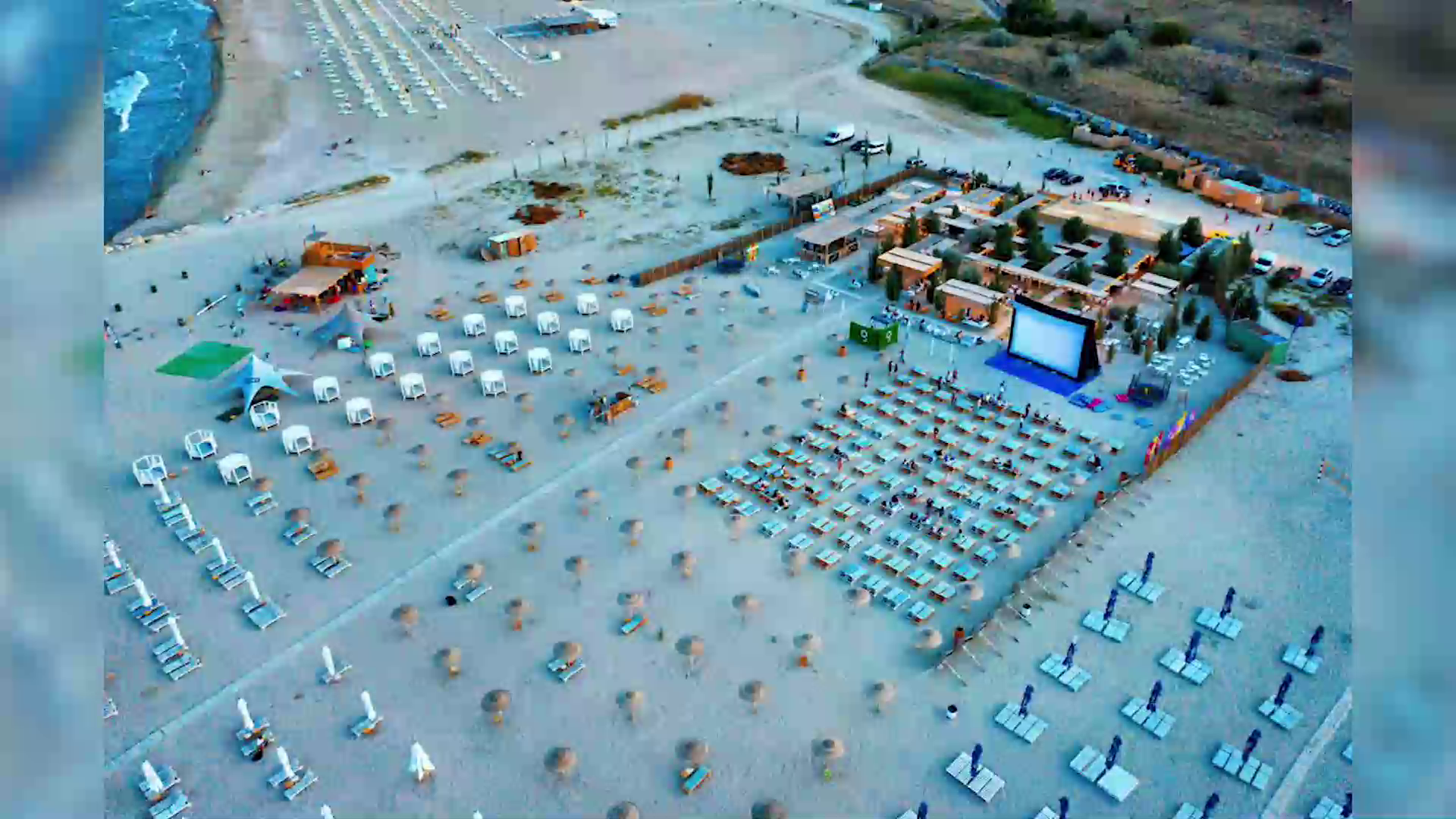 Constănţenii s-au bucurat de ultimul film pe plajă anul acesta. Cu picioarele în nisip şi pe sezlong, fără mască