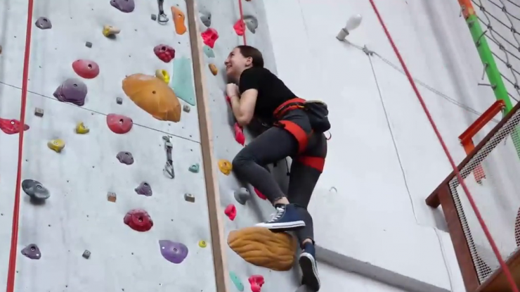 Idei de activități sportive în weekend. Cât te costă să faci escaladă sau caiac