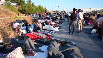 Scene de disperare. După incendiul devastator din Moria, refugiați dorm pe străzi. Răspunsul UE