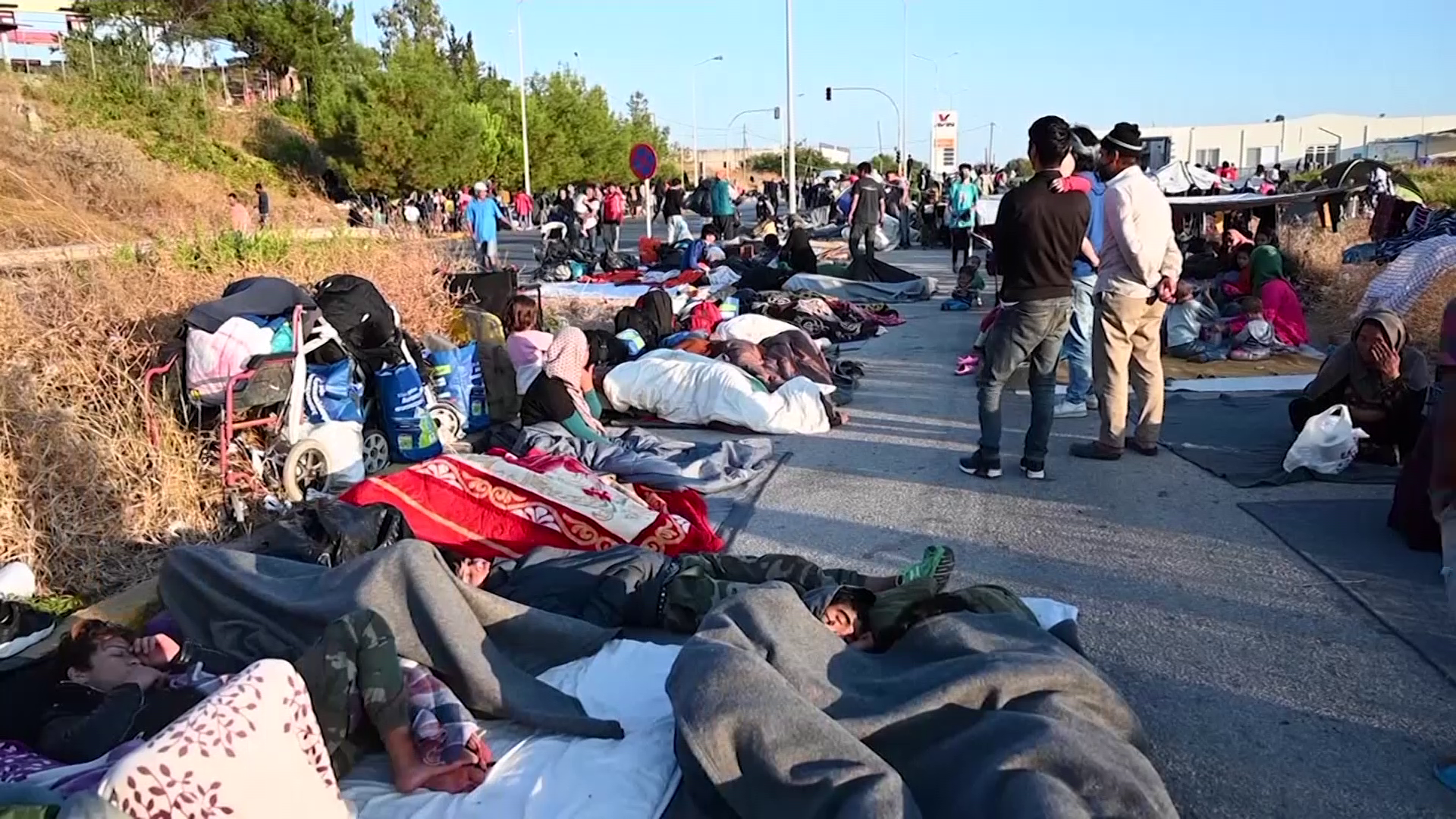 Scene de disperare după incendiul devastator din Moria: refugiații dorm pe străzi. Răspunsul UE