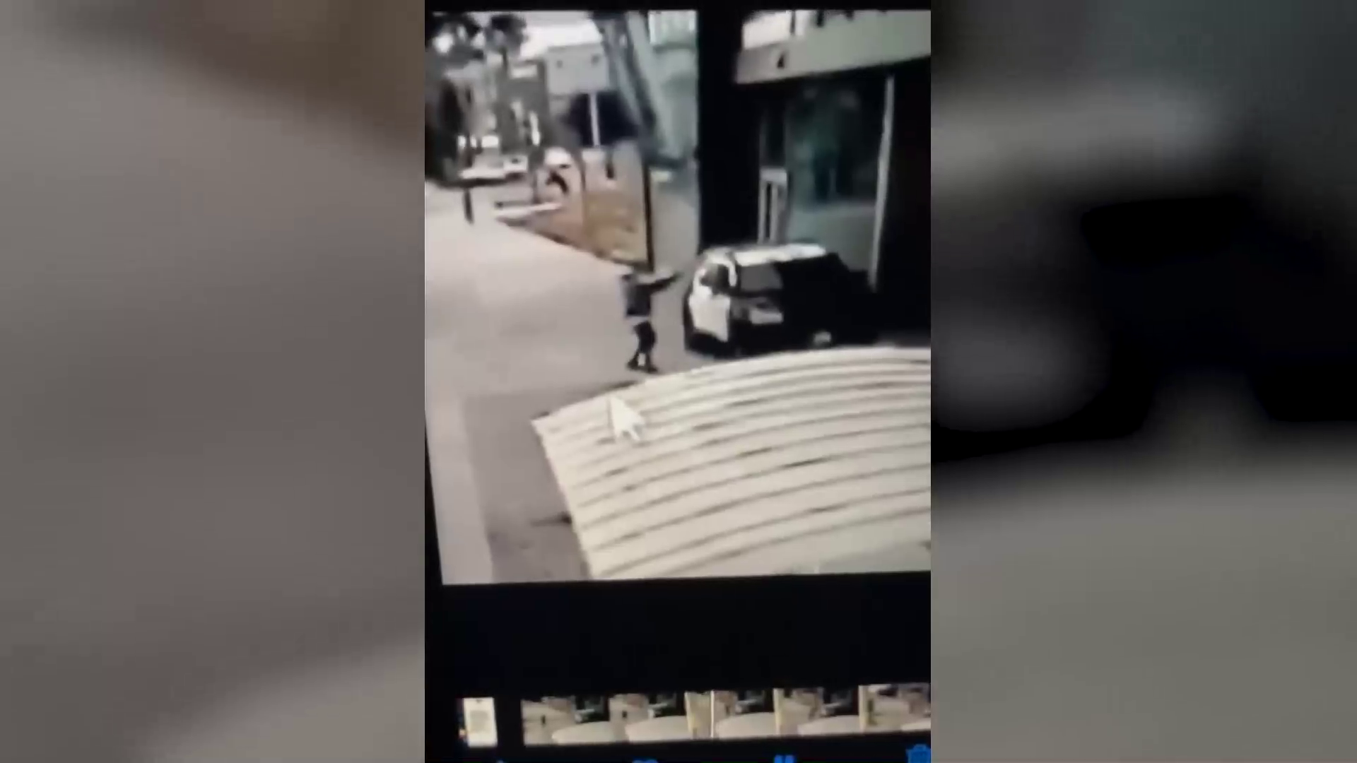 Donald Trump cere pedeapsa cu moartea pentru bărbatul care a împușcat doi polițiști. Câțiva indivizi au blocat intrarea în spital