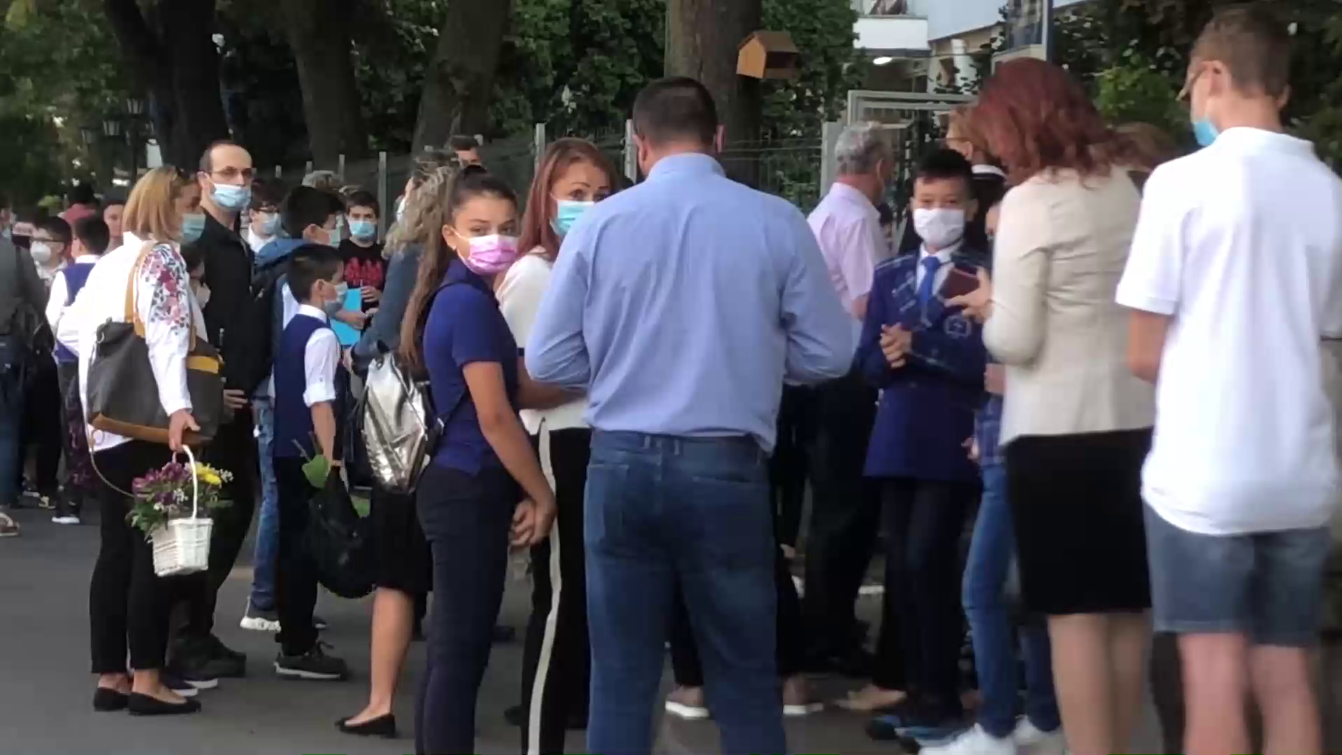 Filmul primei zile de școală. Copiii au făcut grupuri și n-au stat la distanța stabilită