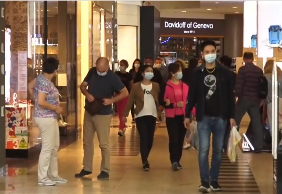 Își fac timp pentru toate. Înainte sau după vot, românii au mers să se relaxeze în mall