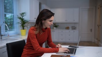 Work from home: Hainele pe care le porți au impact asupra productivității. Explicația psihologului