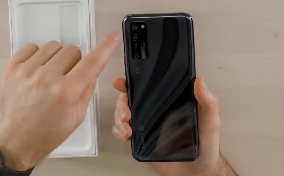 Premieră tehnologică. A fost lansat primul smartphone cu camera „ascunsă” sub ecran