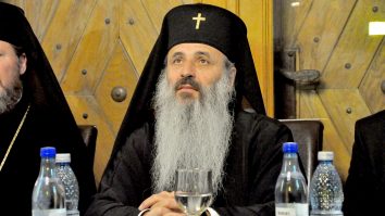 Mitropolitul Moldovei, inspirat de Donald Trump: „Locurile de închinare asigură servicii esenţiale”