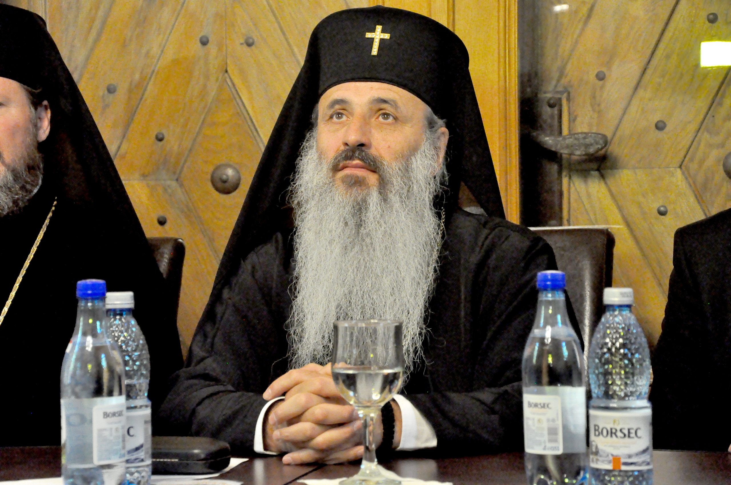 Mitropolitul Moldovei, inspirat de Donald Trump: „Locurile de închinare asigură servicii esenţiale”