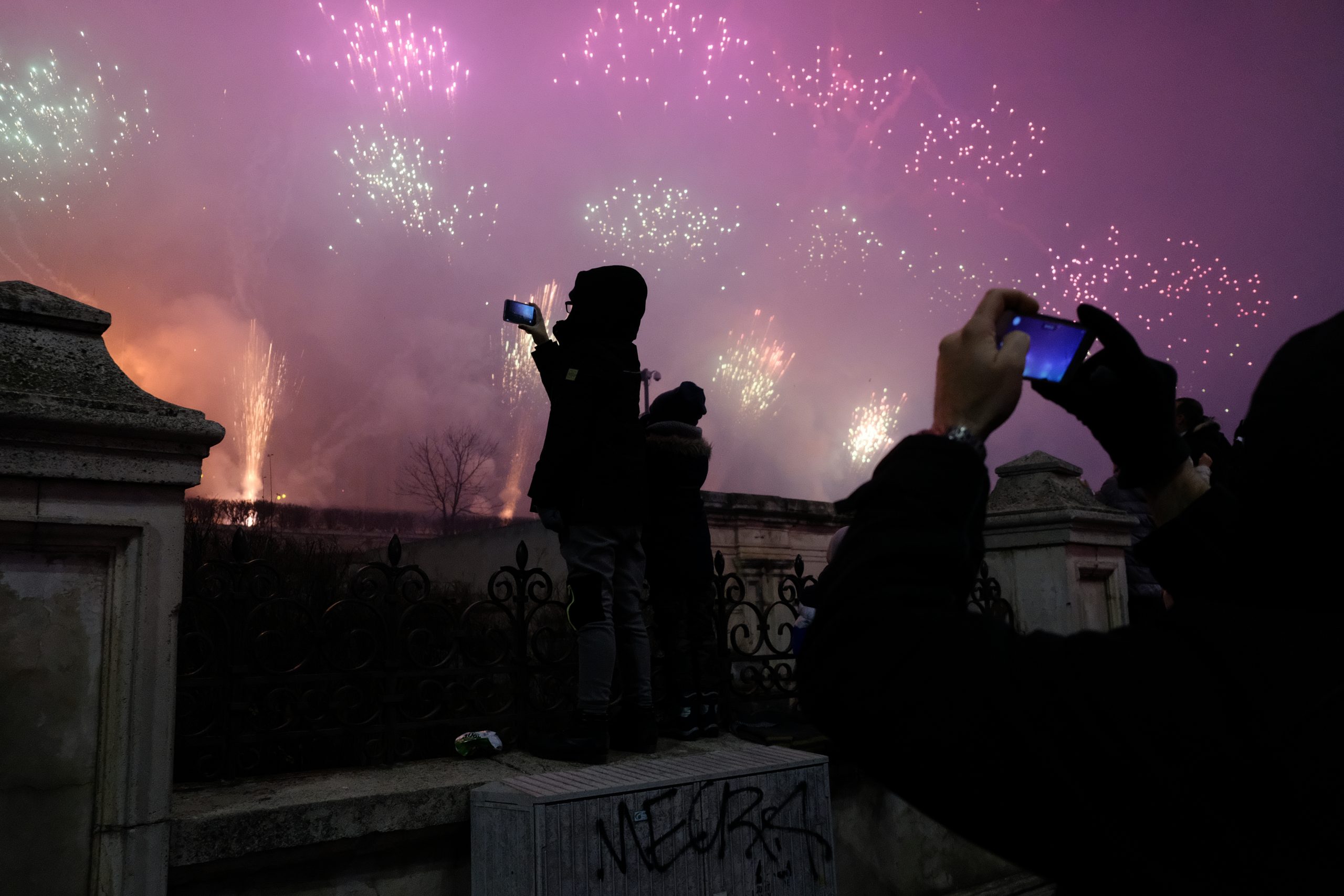 Studiu. Unde își vor petrece românii noaptea dintre ani. Rezervările se fac pe ultima sută de metri, de teama virusului