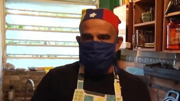 Și-a închis afacerea în publicitate, iar acum gătește și împarte hrana oamenilor săraci