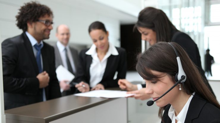 Asimptomaticii pot transmite coronavirusul chiar și persoanelor care poartă mască. În ce situații este posibil