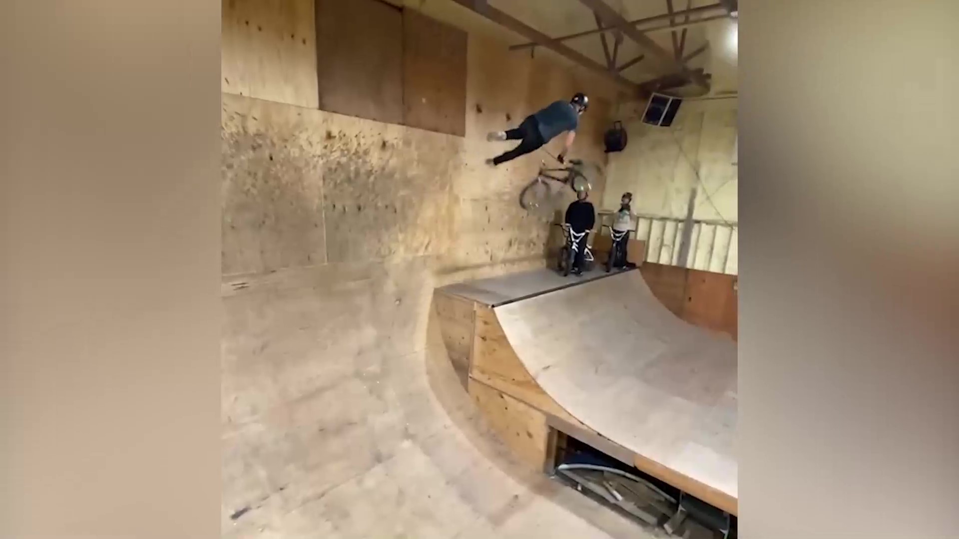 Se învârte ca titirezul pe BMX. Trucurile nebunești reușite de un american de 19 ani