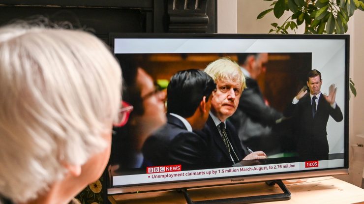 UK intră în carantină, începând de miercuri până în 1 decembrie. Școlile rămân deschise