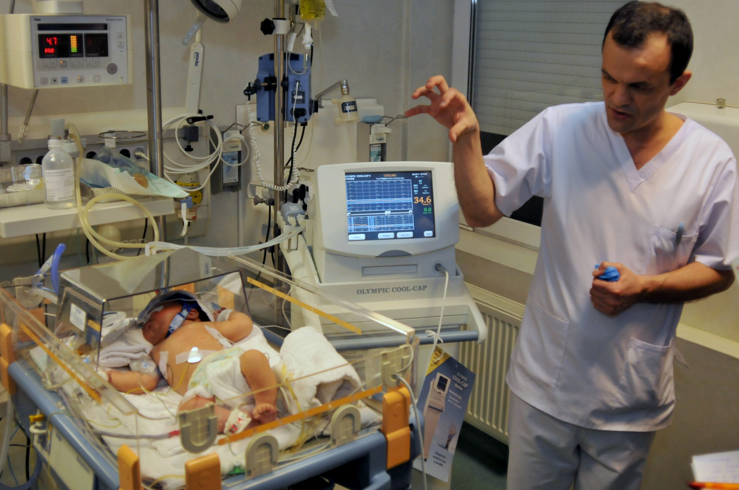 Autoritățile promit bani după ce 30 de copii au murit. Medicul Cârstoveanu: Nu e normal ca unii să sufere și alții să aibă prea mult