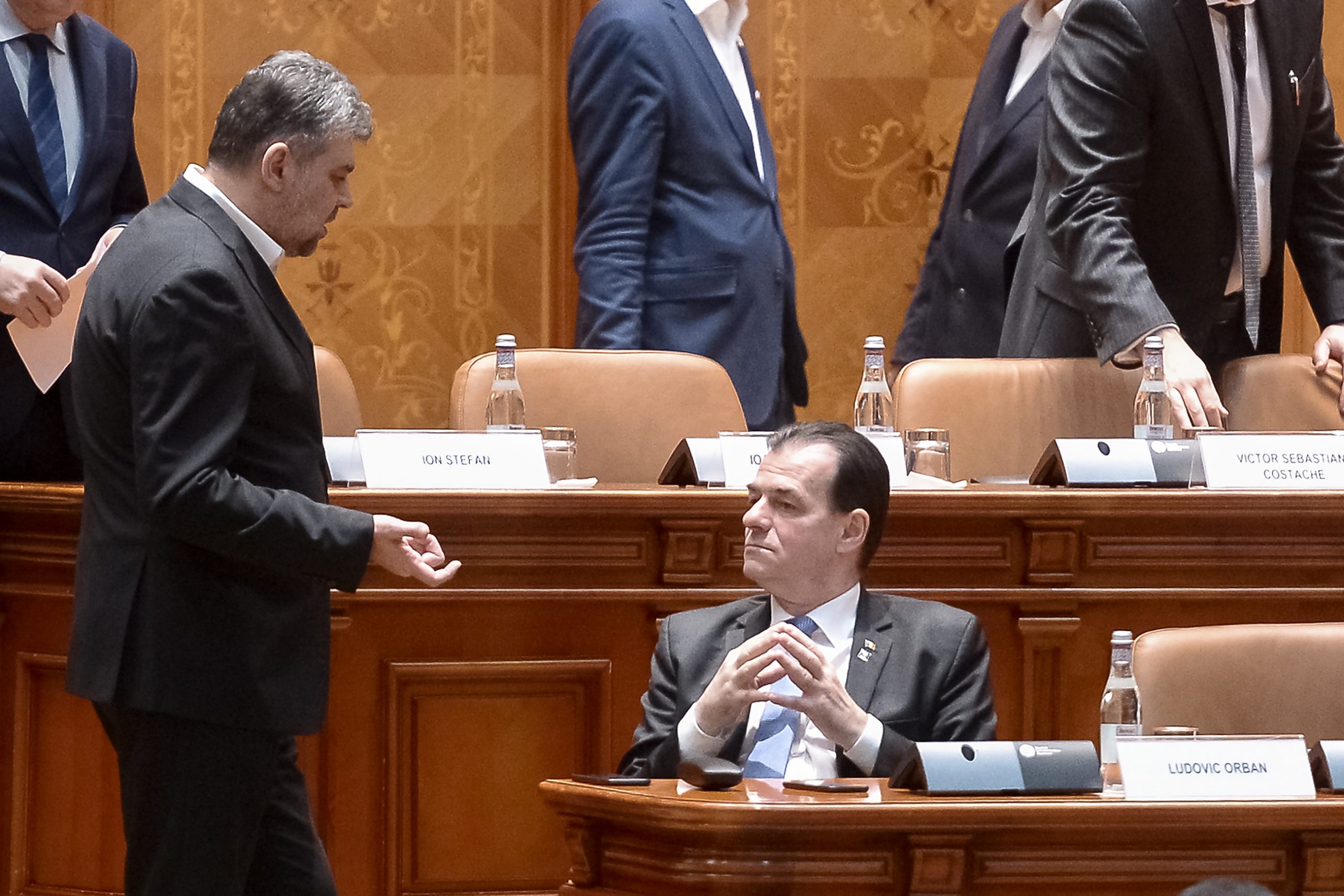 Politica mai rău încurcă în criză. Ping-pong de acuzații între liberali și social-democrați