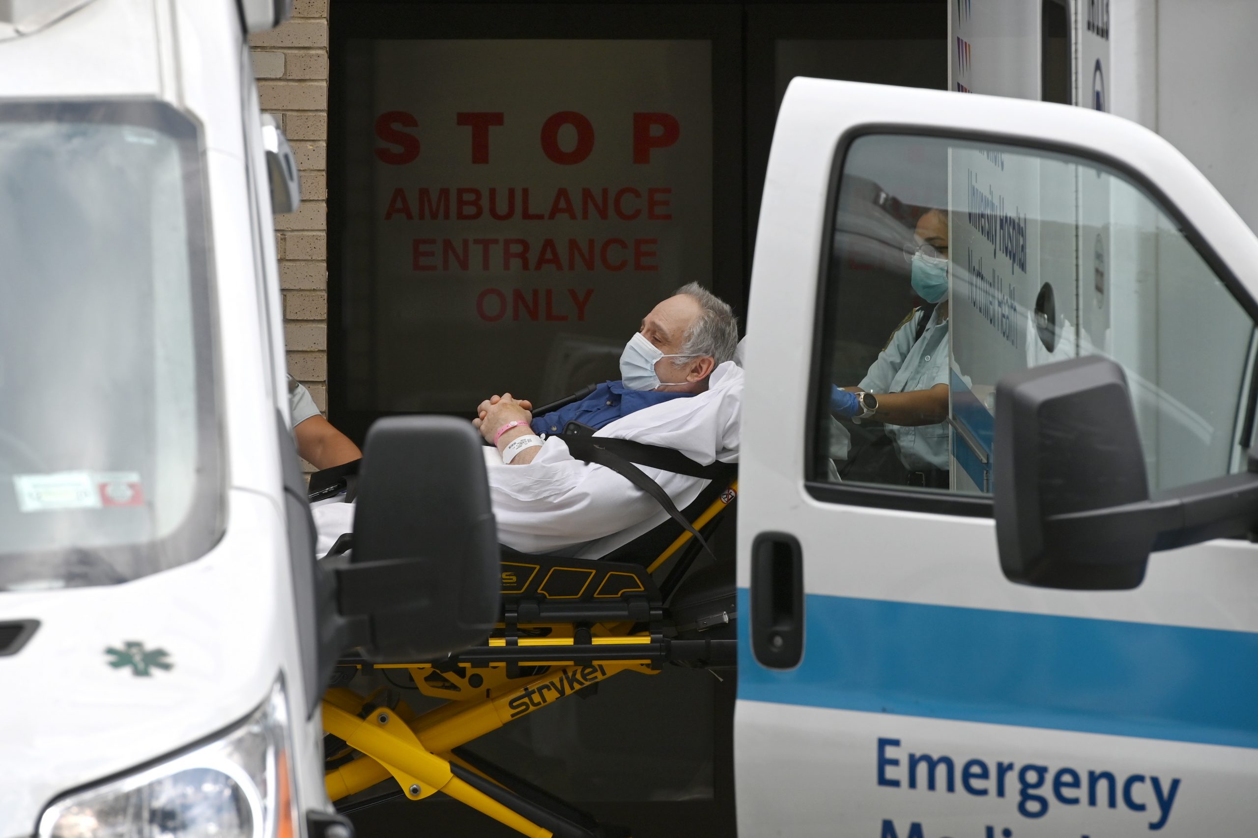 SUA, răpusă de pandemie. Ambulanțele, sfătuite să nu mai transporte pacienți cu șanse slabe de supraviețuire