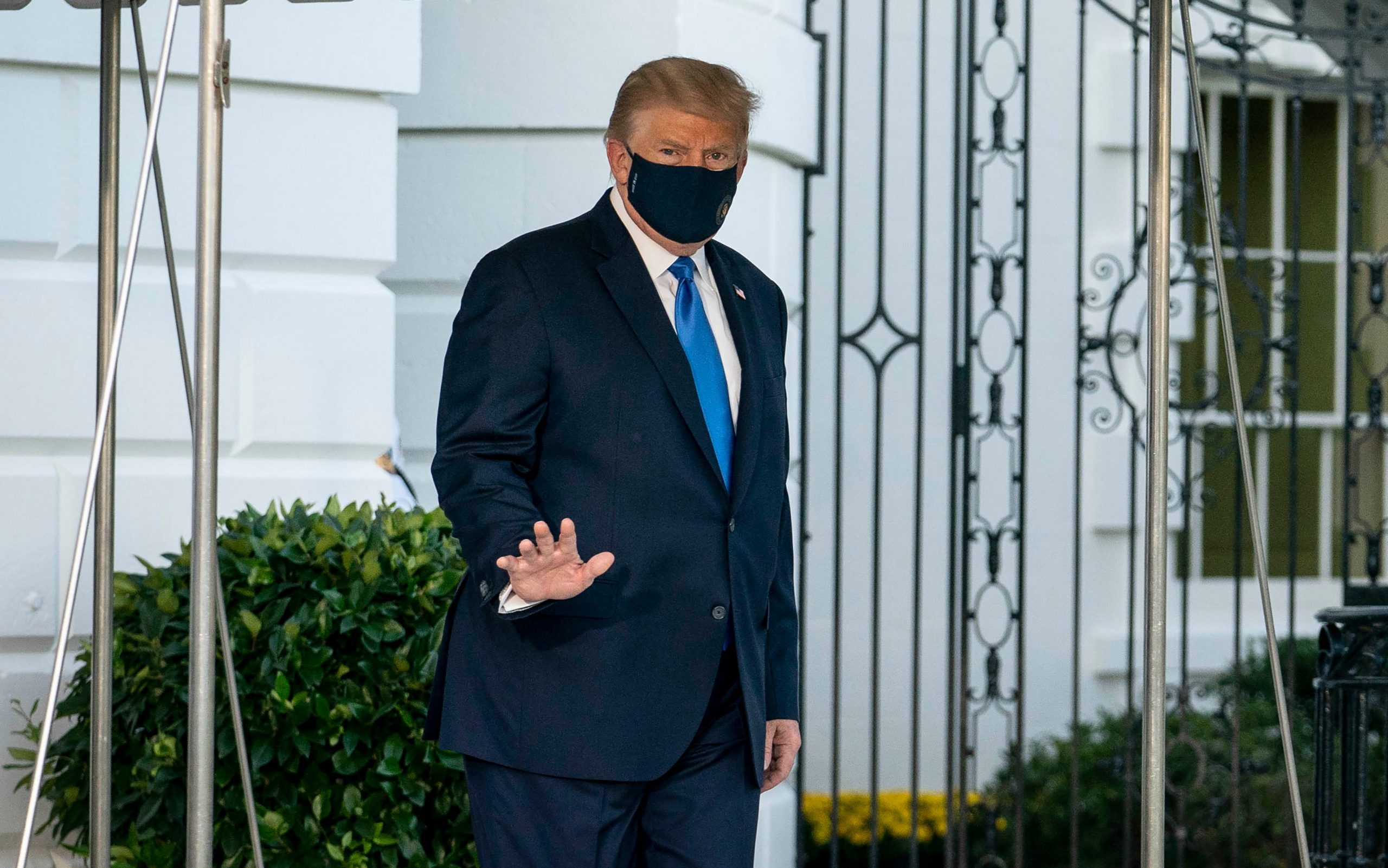 Trump a declarat că este infectat abia la al doilea test. Protocolul de la Casa Albă cere minim 2 teste