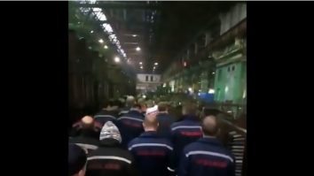 Greva națională din Belarus. Momentul în care muncitorii părăsesc fabricile și aplaudă