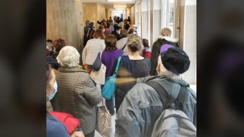 Zeci de bolnavi de cancer stau înghesuiți la Institutul Oncologic București pentru a face testul COVID