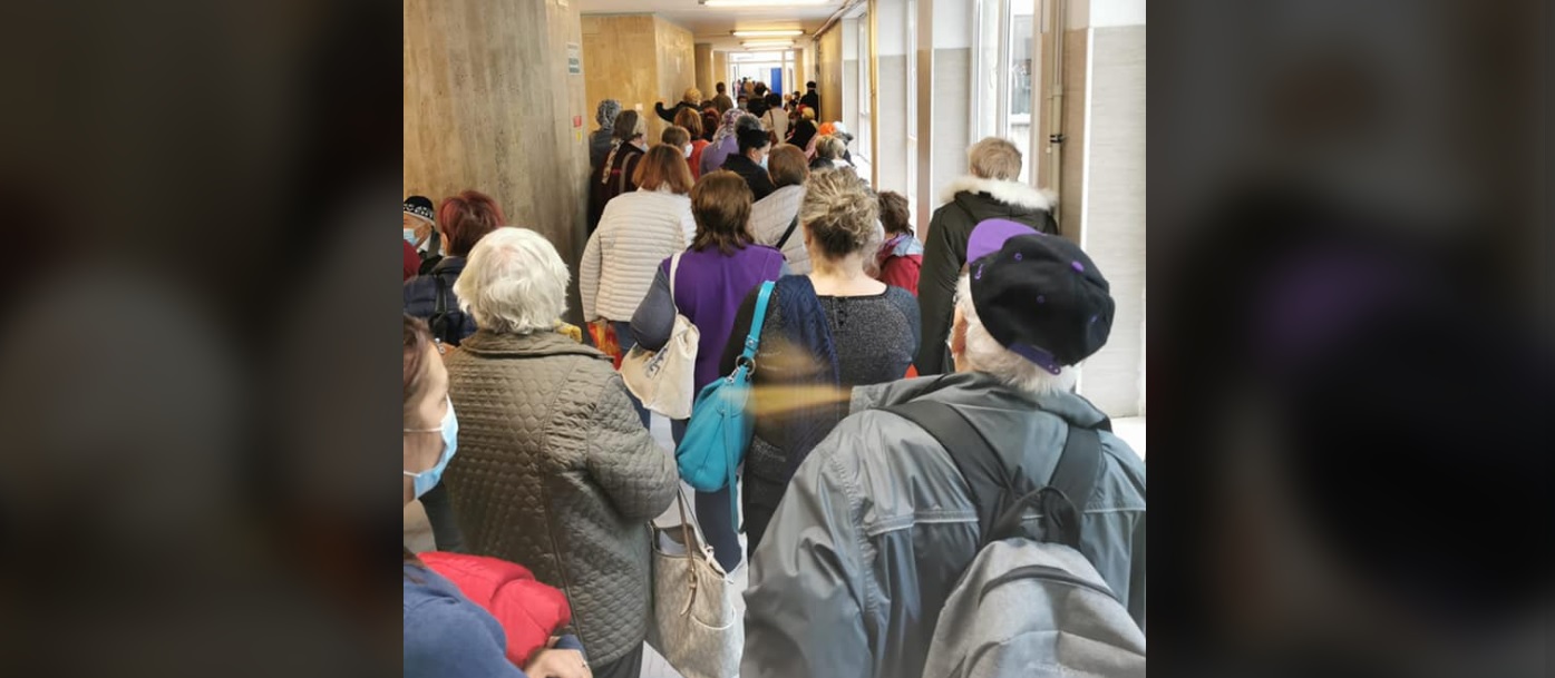 Zeci de bolnavi de cancer stau înghesuiți la Institutul Oncologic București pentru a face testul COVID