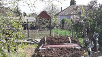 S-au ales cu dosare penale după ce au participat la înmormântarea unui bărbat cu Covid. Participanții, luați pe sus de luptătorii SAS