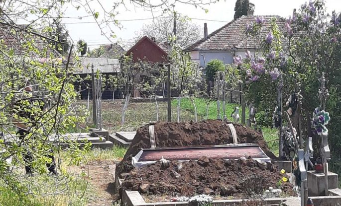 S-au ales cu dosare penale după ce au participat la înmormântarea unui bărbat cu Covid. Participanții, luați pe sus de luptătorii SAS